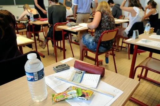 Une quinquagénaire a été prise en flagrant délit mercredi après-midi, alors qu'elle tentait de prendre la place de sa fille lors d'une épreuve d'anglais du baccalauréat dans un lycée parisien, a appris l'AFP de source policière.