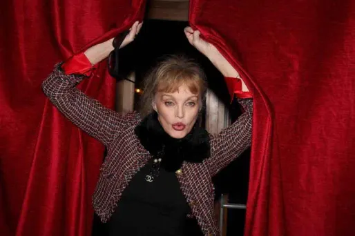 Enquête après un clip d'Arielle Dombasle