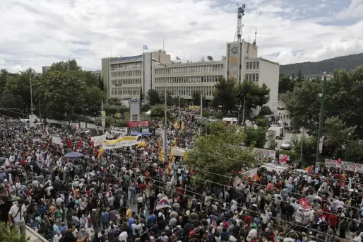 Des milliers de personnes se sont retrouvé devant le siège d'ERT jeudi.