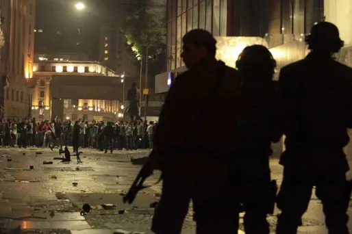 A Sao Paulo, des manifestants ont tenté de forcer l'entrée de la mairie mais les police les a repoussés avec quelques tirs de gaz lacrymogènes.