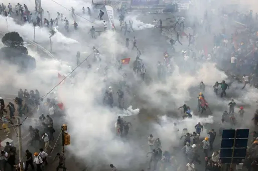 Les policiers sont arrivés au petit matin, casqués et matraque à la main, alors que les manifestants dorment encore sous les tentes dressées dans le parc Gezi et sur la place Taksim.