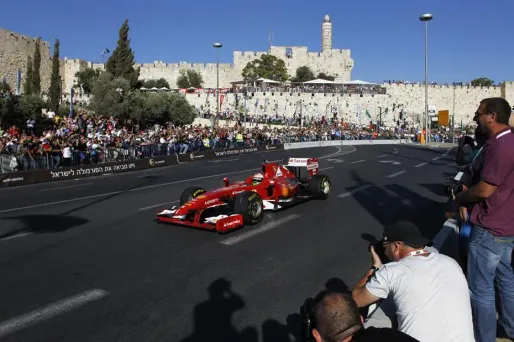 Une Ferrari dans les rues de Jérusalem