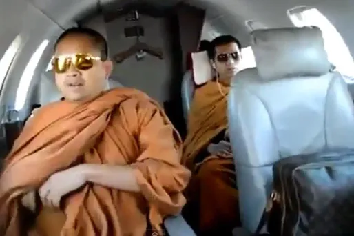 VIDEO - Un moine bouddhiste en jet privé fait scandale