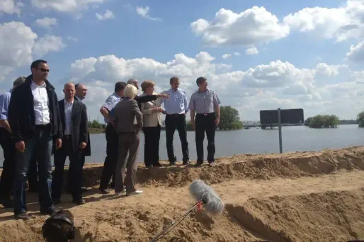 Inondations: Merkel encore sur le terrain
