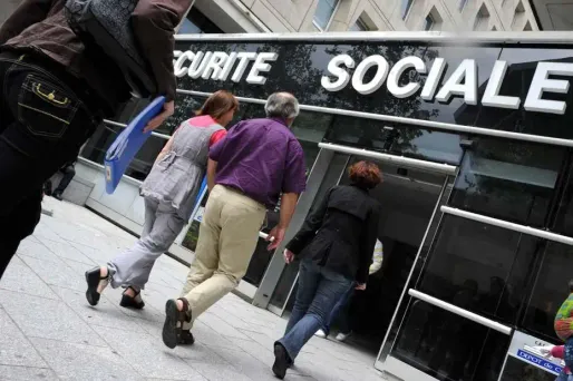 Le déficit du régime général de la Sécurité sociale devrait être plus élevé que prévu en 2013, à -14,3 milliards d'euros, a-t-on appris jeudi auprès de la Commission des comptes de la Sécurité sociale (CCSS).