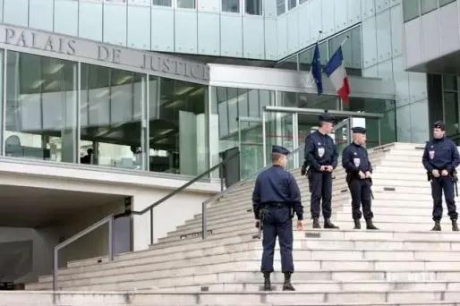 Les policiers surveillent l'entrée du tribunal de Pontoise, lors du premier procès du policier de Villiers-le-Bel en 2010.