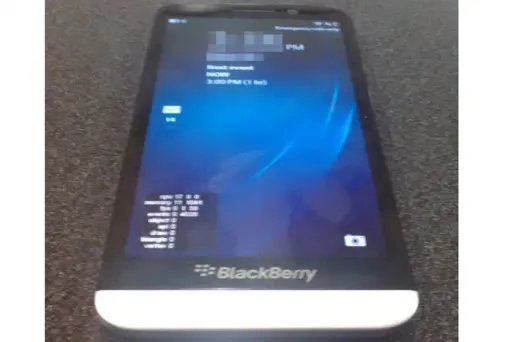 Cet prototype d'A10, au format 5 pouces comme le Samsung Galaxy S4, ressemble à s'y méprendre au BlackBerry Z10.