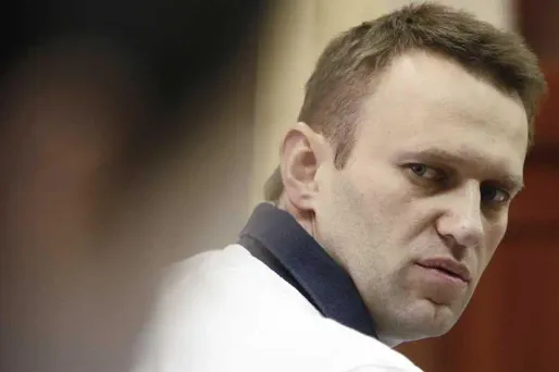 Le Russe Alexeï Navalny, condamné jeudi à 5 ans de camp sur des accusations qu'il dit montées de toutes pièces, est un juriste, orateur charismatique et pourfendeur de la corruption, devenu le leader de l'opposition à Vladimir Poutine.