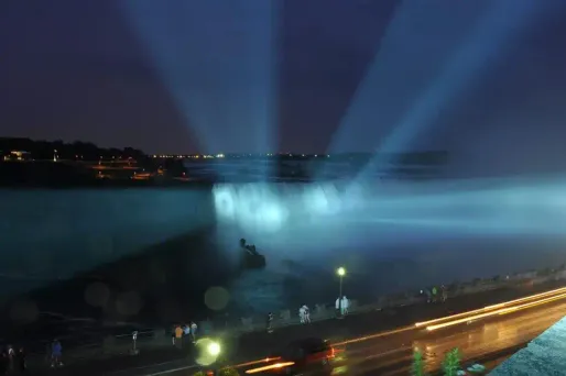 Royal baby: les chutes du Niagara en bleu