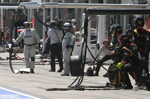 F1 : un caméraman blessé par un pneu