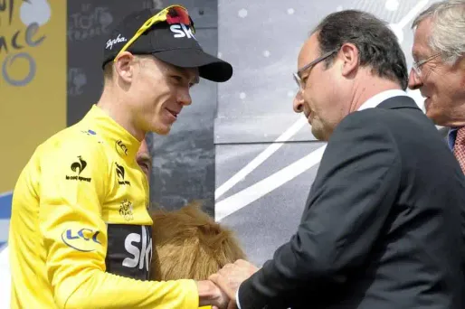 François Hollande félicitant le Britannique Chris Froome, maillot jaune.