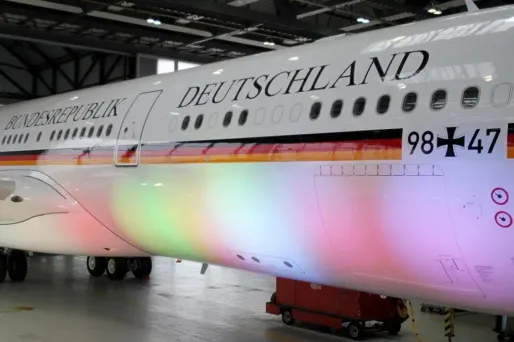 Il faisait la fête en slip dans l'avion de Merkel