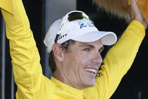 Le Sud-Africain Daryl Impey est devenu le premier coureur Africain à endosser le maillot jaune sur le Tour de France.