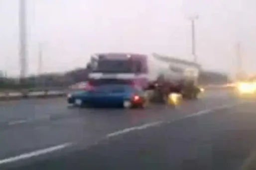 Une voiture traînée sur 400 m par un camion
