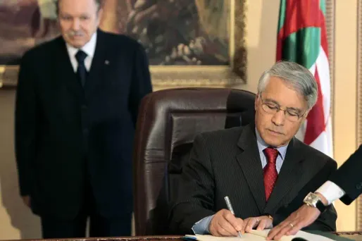 Chakib Khelil, ancien PDG de la Sonatrach devenu ministre de l'Energie durant plus de dix ans jusqu'en 2010, son épouse, ses deux fils, notamment, sont accusés de "blanchiment d'argent, abus de pouvoir et constitution de bandes criminelles".