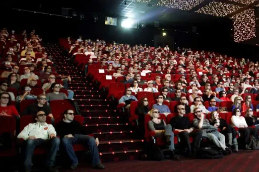 Arrêté sur les Champs Élysées avec 400 places de cinéma