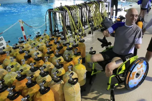 Le sportif handicapé Philippe Croizon, auteur notamment d'une traversée de la Manche à la nage alors qu'il est amputé des quatre membres, s'est fait voler son fauteuil roulant électrique alors qu'il séjournait en Seine-Maritime.