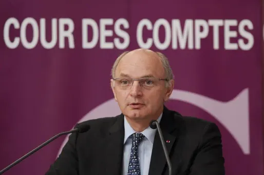 La Cour des Comptes devrait publier jeudi une prévision de déficit public 2013 comprise entre 3,7% et 4,2% du PIB, selon les scénarios de croissance.