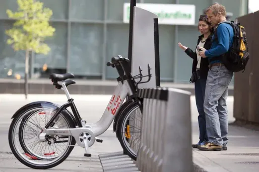 Elle retrouve son vélo sur le net et le vole