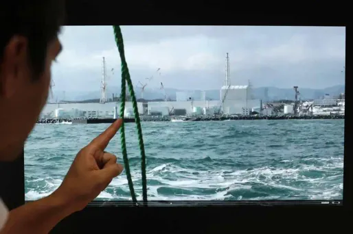 Depuis plusieurs jours, un réservoir de stockage d'eau partiellement décontaminée installé sur le site au milieu de centaines d'autres a laissé s'échapper 300 tonnes d'eau radioactive qui s'est répandue sur et dans le sol de la centrale nucléaire.