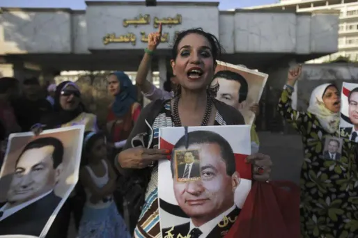 L'ex-président égyptien Hosni Moubarak, renversé par une révolte populaire début 2011, a quitté jeudi sa prison et est désormais assigné à résidence dans un hôpital militaire du Caire, avant la reprise dimanche de son procès pour meurtre de manifestants.