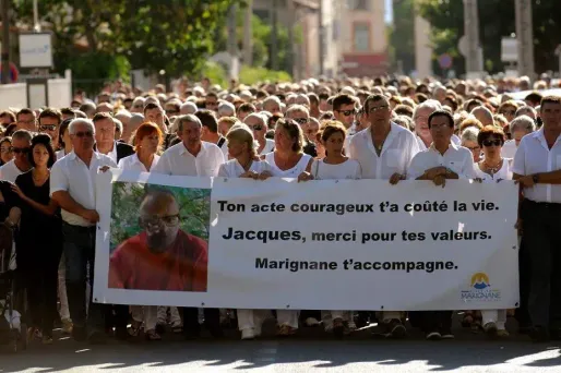 Quelque 2.000 personnes ont défilé dans le silence le plus complet lundi dans le centre de Marignane.