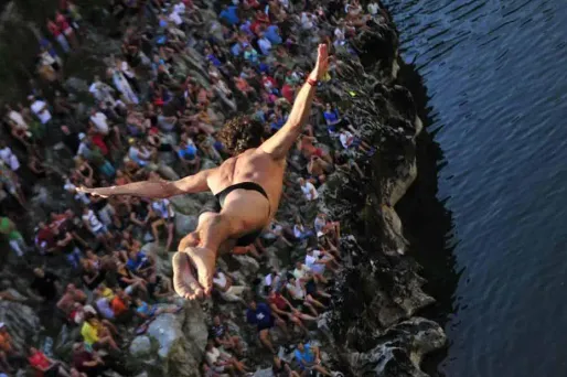 Un concours de plongeons sur la rivière Soca en Slovénie.