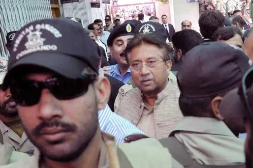 L'ex-général, placé en résidence surveillée dans sa villa des environs de la capitale Islamabad, s'est présenté mardi matin à cette audience sous la protection de la police et de forces spéciales.