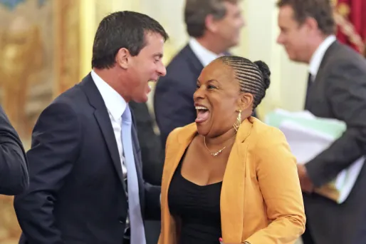 Comment se sont déroulées les retrouvailles entre Manuel Valls et Christiane Taubira ? À en croire cette photo prise par Reuters lors du séminaire de rentrée gouvernemental, la soupe à la grimace n’état pas au menu entre les deux ministres.