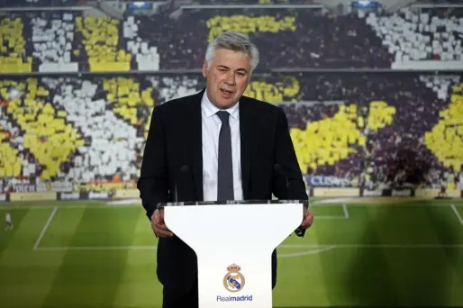 Carlo Ancelotti (ici lors de sa présentation au public madrilène, le 26 juin dernier) aurait tout fait pour quitter le PSG...