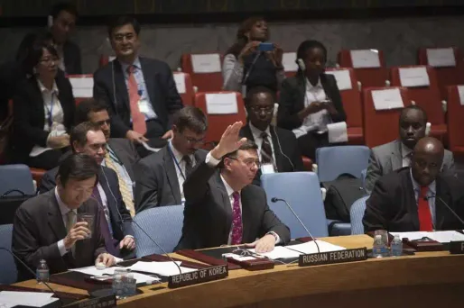 Le Conseil de sécurité de l'ONU a adopté vendredi une résolution, sa première sur la Syrie depuis le début du conflit, qui contraint le régime de Bachar al-Assad à détruire la totalité de ses armes chimiques en moins d'un an.