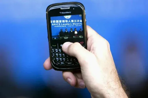 BlackBerry ("mûre" en anglais, un fruit sombre comme la couleur de ses produits) a ensuite été largement distancé par l'iPhone d'Apple.