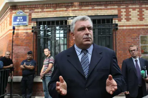 "Il appartient à chaque victime, en fonction de sa situation, de choisir, de façon tout à fait libre", si elles souhaitent accepter ou non la proposition d'indemnisation, a expliqué à la presse le ministre des Transports, Frédéric Cuvillier, qui a assisté à une partie de la réunion. "Il y a autant de situations que de victimes", a-t-il remarqué.