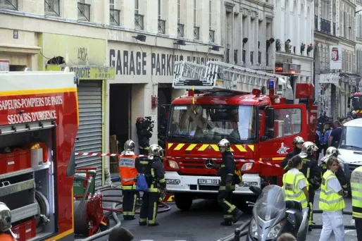 La brigade de sapeurs-pompiers de Paris a déployé 143 hommes et 51 véhicules sur le sinistre.