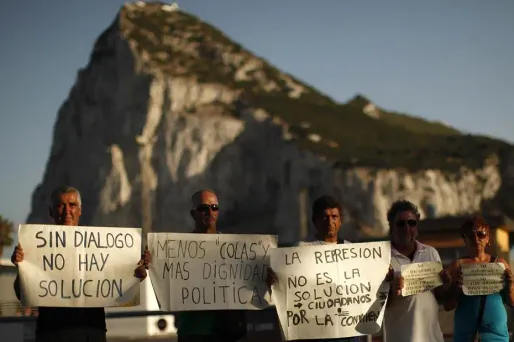 Le conflit larvé qui oppose l'Espagne au Royaume-Uni autour de Gibraltar, un territoire de sept kilomètres carrés cédé à la Grande-Bretagne en 1713, peuplé de 30.000 habitants, a rebondi fin juillet autour de la question des droits de pêche dans les eaux entourant le rocher.