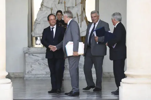 Hollande à ses ministres : "bon repos"