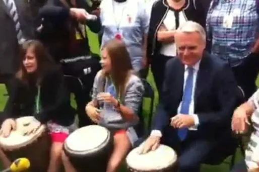 Une sono crache de la musique latino, des enfants jouent au volley ball : le parc de l'hôtel de Matignon a pris des allures de centre de loisirs lundi pour 300 jeunes défavorisés avec Jean-Marc Ayrault en animateur.