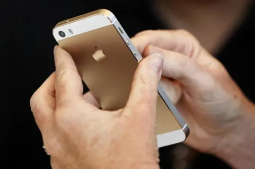 Apple a offert un petit plus aux afficionados chinois : un Iphone 5s (haut de gamme) doré.