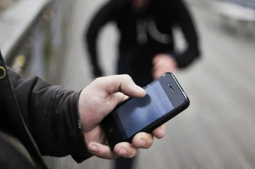 En plaçant son pouce sur le bas de l'écran du futur iPhone, on pourra valider un paiement via son mobile.