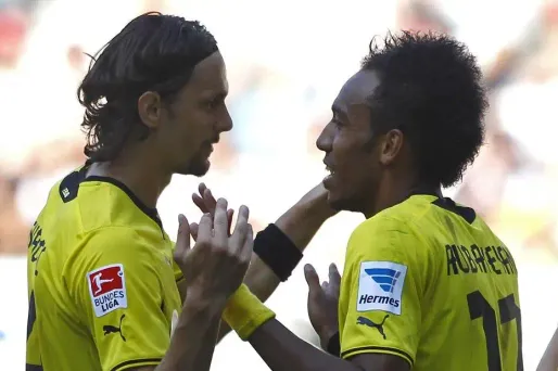 Dortmund, grâce à un fabuleux triplé de sa recrue Pierre-Emerick Aubameyang, s'est imposé à Augsbourg 4-0.