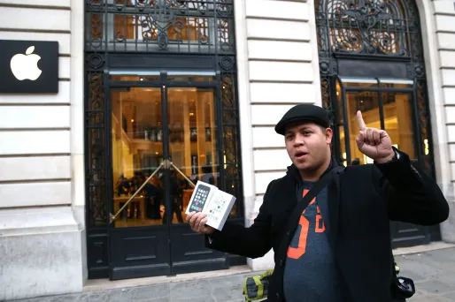 Un client parisien a déjà son nouvel Iphone en main.