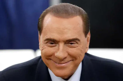 Silvio Berlusconi, qui avait indiqué quelques minutes plus tôt avoir demandé aux ministres PDL d'envisager une démission immédiate, juge qu'Enrico Letta a enfreint le "pacte de coalition" unissant le Parti démocrate (centre gauche, dont Letta est issu) et Peuple de la liberté.