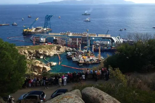 La gigantesque opération de redressement de l'épave du Costa Concordia a commencé lundi matin sur la petite île toscane du Giglio en Italie.