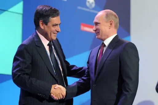 Devant Poutine, Fillon critique la France