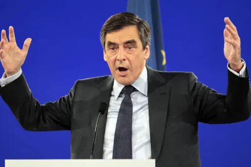 Fillon renvoie encore dos à dos FN et PS