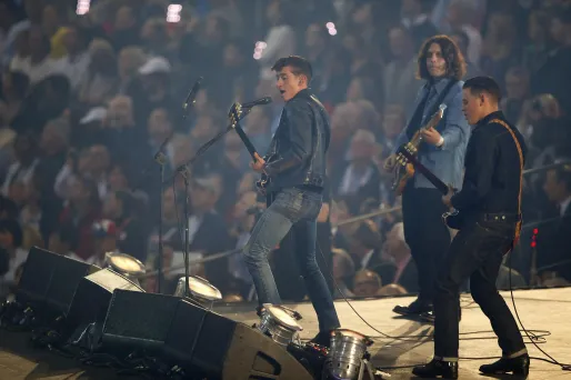 Les Arctic Monkeys en concert lors de la cérémonie d'ouverture des JO de Londres.
