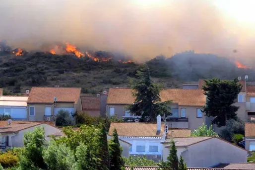 Narbonne: un incendie détruit les maisons