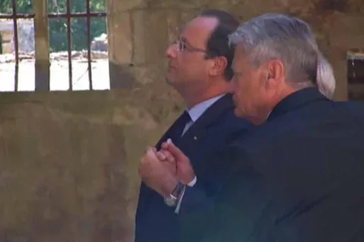 Les présidents allemand Joachim Gauck et français François Hollande, se sont reccueillis main dans la main mercredi dans l'église à Oradour-sur-Glane.