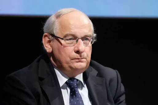 Qui est le champion du cumul des mandats ?