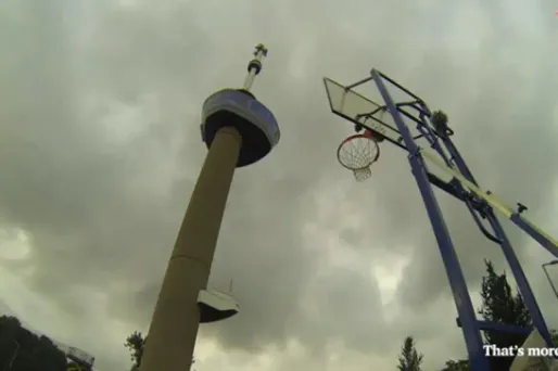 VIDÉO - Il marque un panier à 98 m du sol